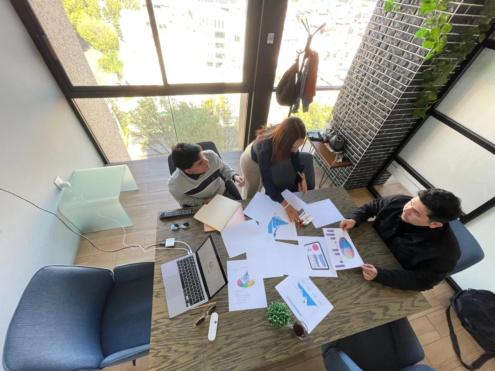 El equipo de Marketing Propulsor trabajando con gráficas y reportes sobre la mesa
