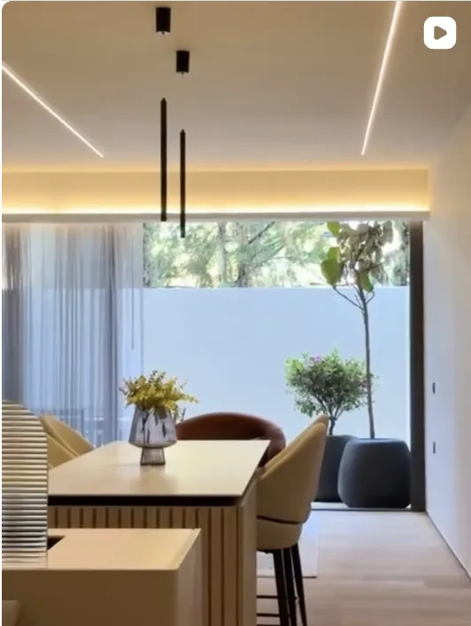 Reel de Neo 271: Comedor con ventanal y luz cálida
