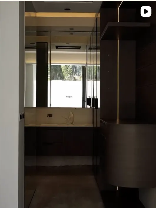 Reel de Neo 271: Baño con espejo e iluminación lineal